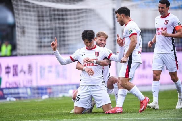 开云体育-【中超】元敏诚反戈韦世豪破门 蓉城客场2比1亚泰